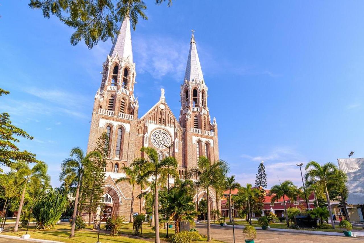 Wyndham Grand Yangon Hotel Exterior photo